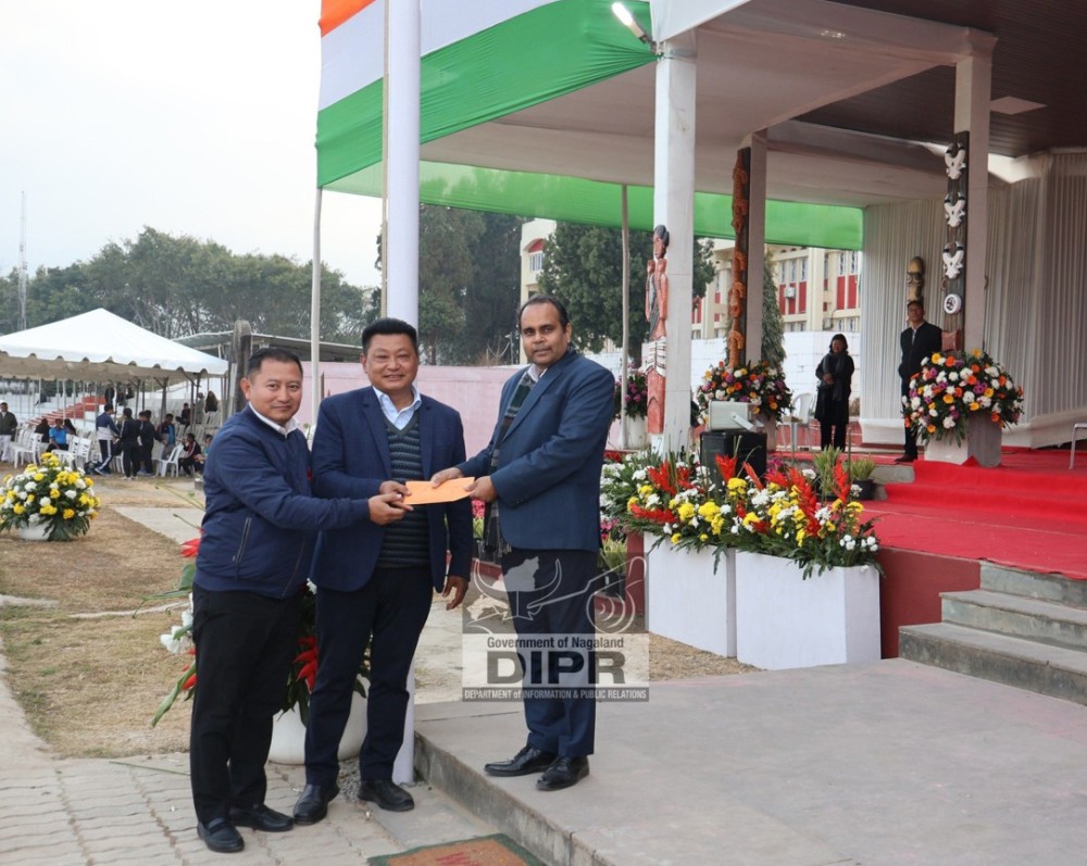 AH&VS officials receives the 1st Prize award from the Home Commissioner and Principal Secretary to Chief Minister Abhijit Sinha, IAS, on January 26.